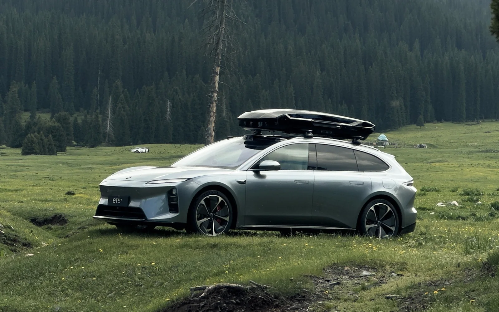 NIO ET5T electric estate car with a roof box